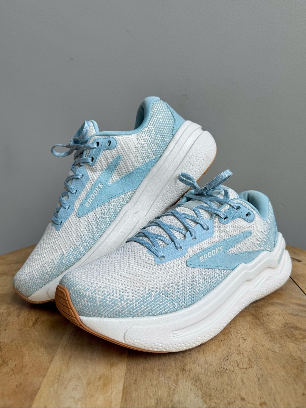 Brooks Ghost Max 2 Women's Running Size 8.5 Shoes Coconut Milk Winter Sky Blue
